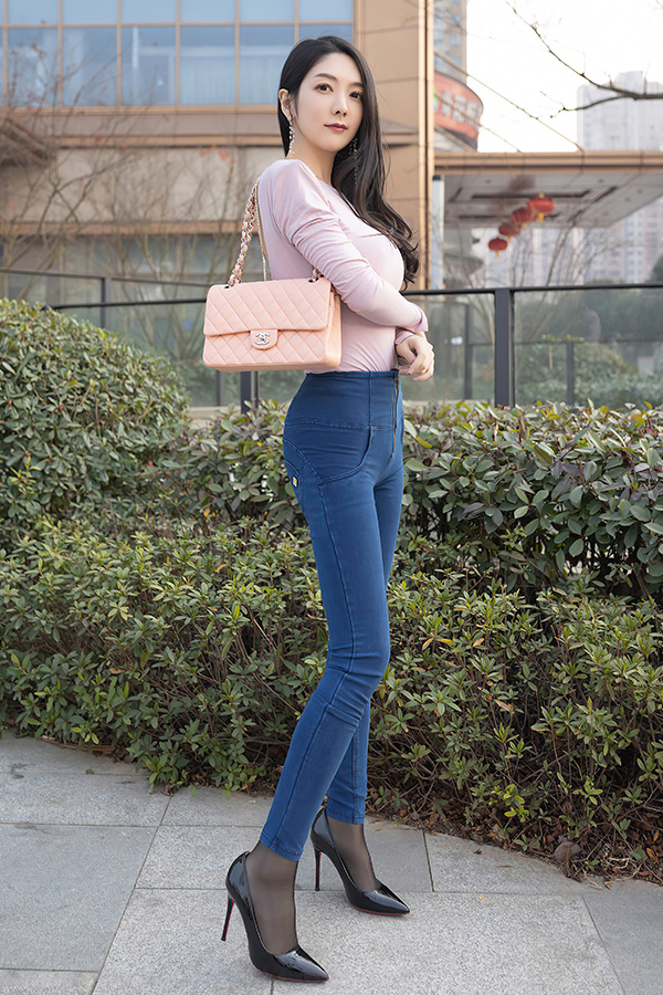 美女Angela00走在路上回头率百分百