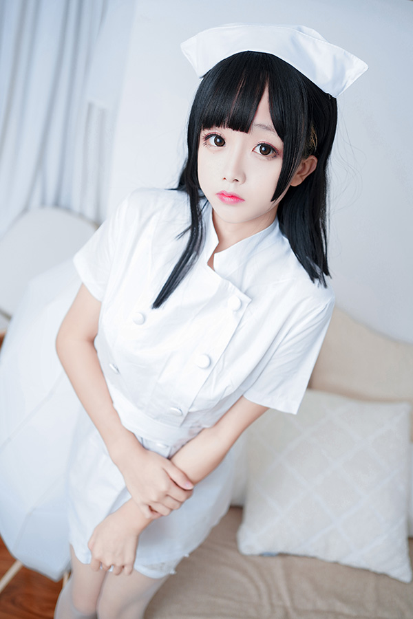 身材丰满型的甜美妹子日奈娇写真图