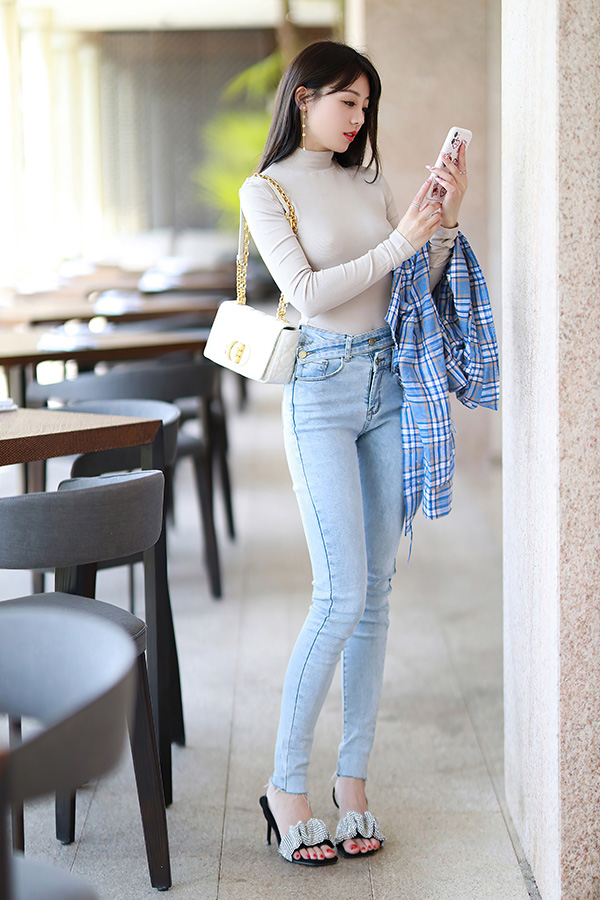 清纯妹纸佘贝拉皮肤真是吹弹可破