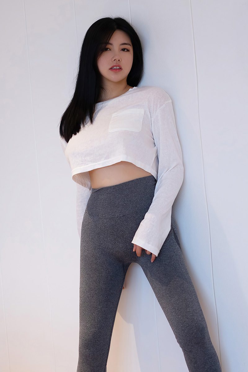 性感御姐娜露肉肉的身材让人喜欢