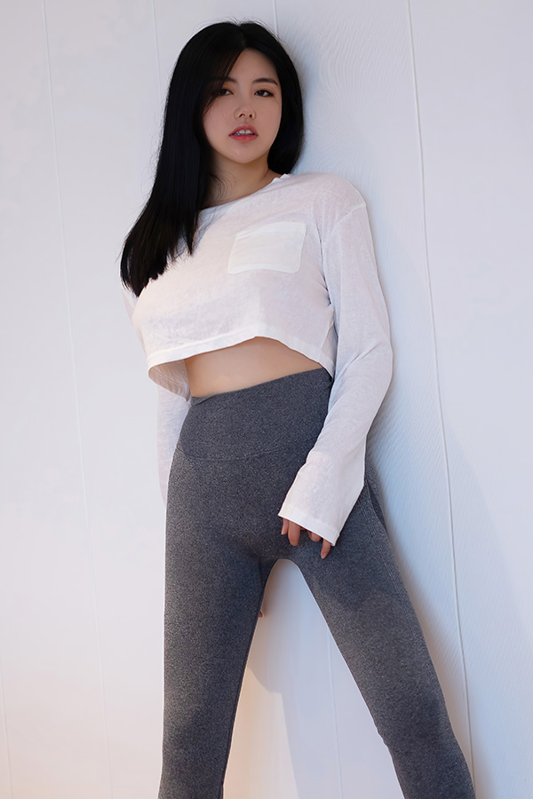 性感御姐娜露肉肉的身材让人喜欢