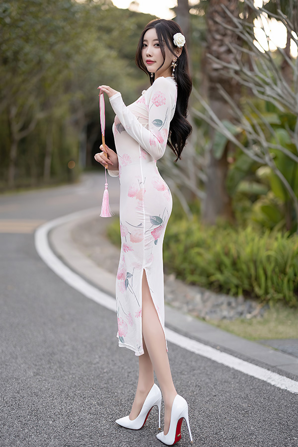 大长腿美女杨晨晨露真是腿玩年