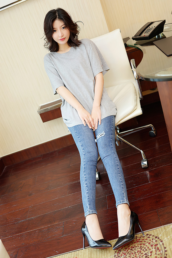 清纯白皙的美女人间荒糖写真作品集