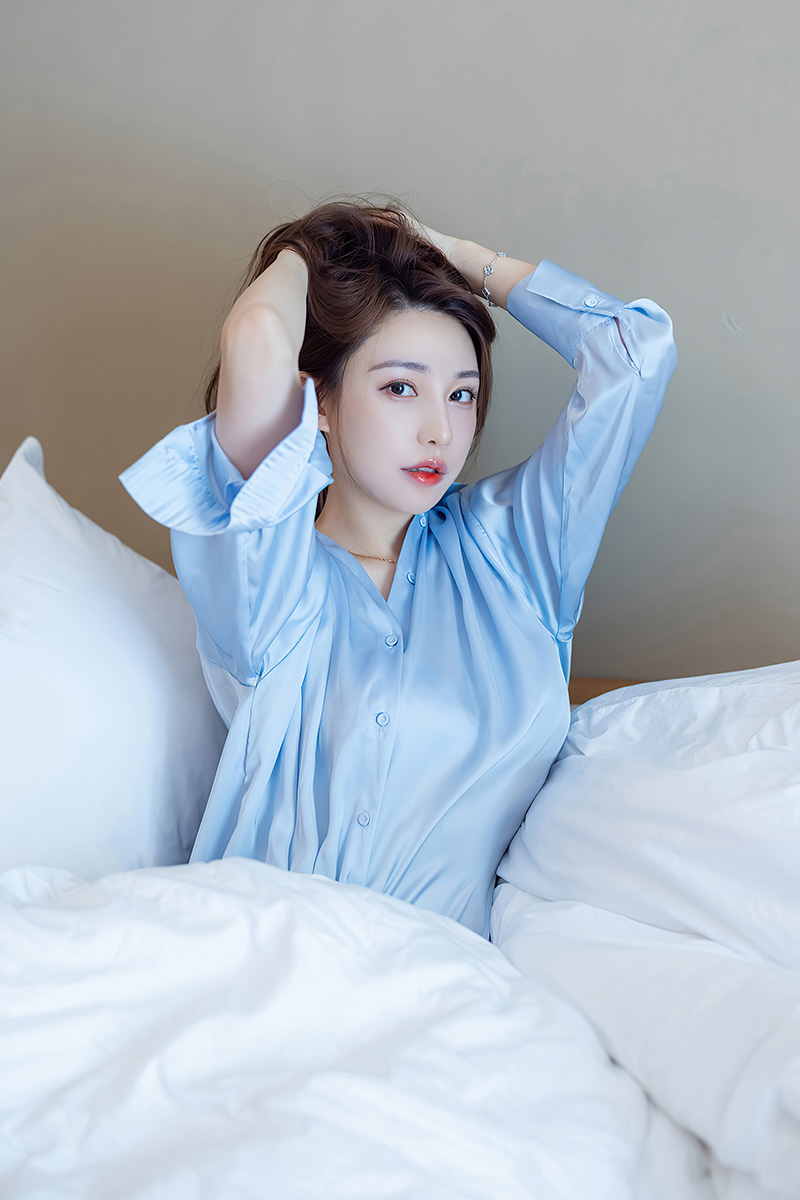 样貌甜美的模特刘奕宁私房写真图