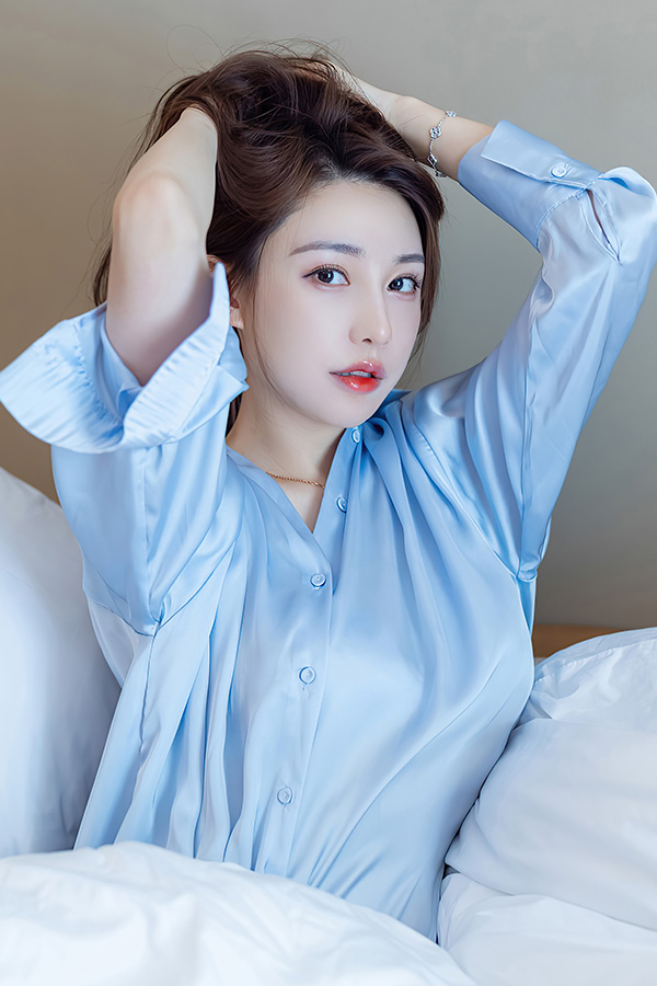 样貌甜美的模特刘奕宁私房写真图