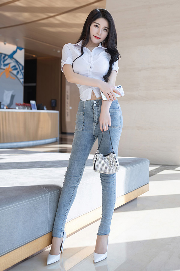 模特美七前凸后翘的身材非常性感