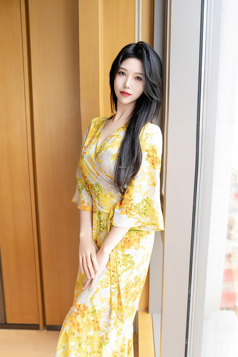 美女利世一双大长腿相当的迷人