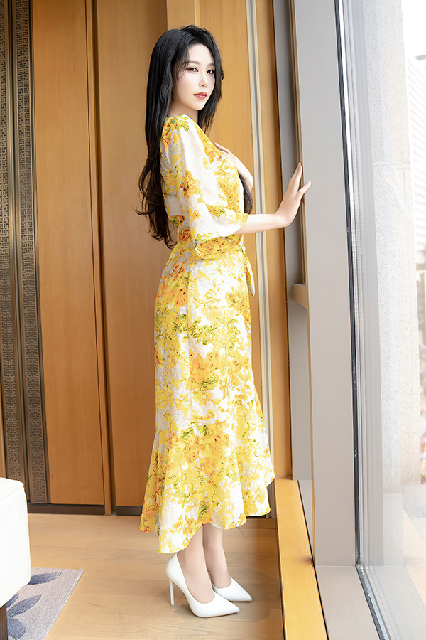 美女利世一双大长腿相当的迷人