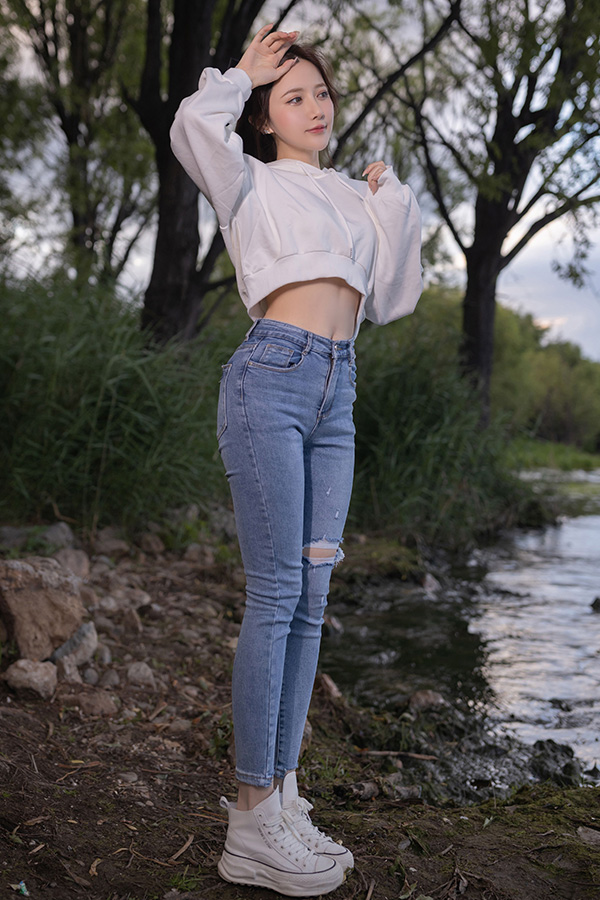 长相非常可爱的妹子鱼子酱写真图