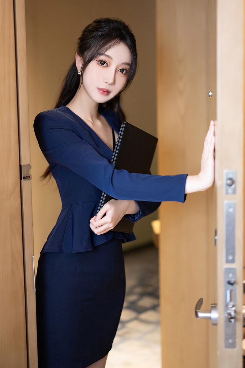 长相精致的长腿妹玥儿玥私房写真图