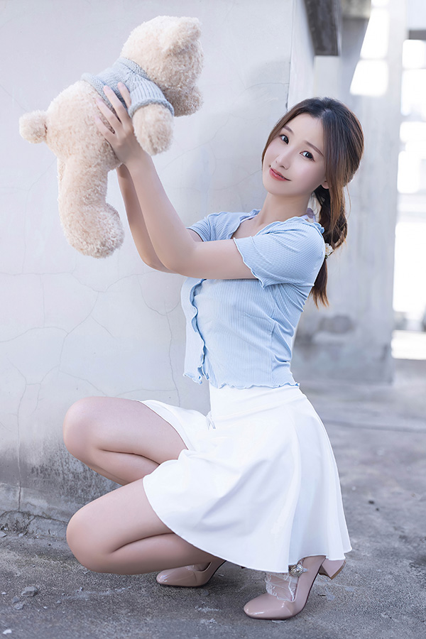 美腿模特杏子海边写真图娇媚动人