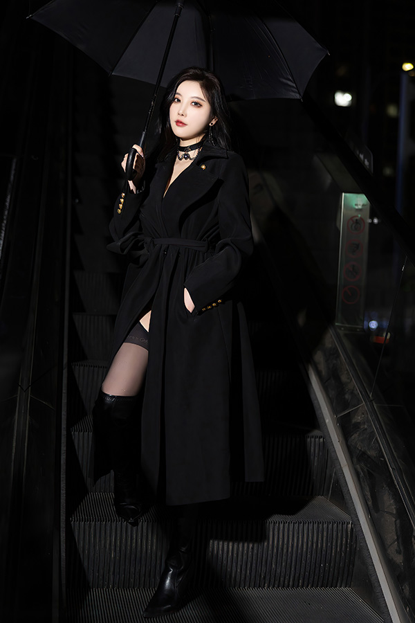 明艳动人的美女杨晨晨丝袜美腿写真