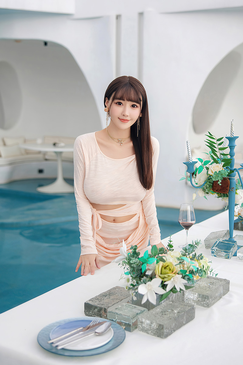 年轻漂亮身材不错的美女朱可儿