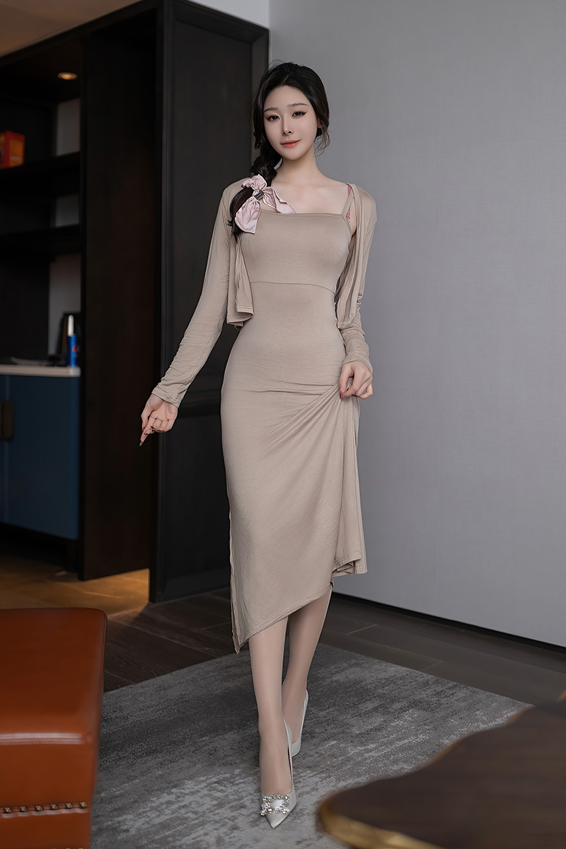 美腿模特小逗逗苗条身材明艳动人