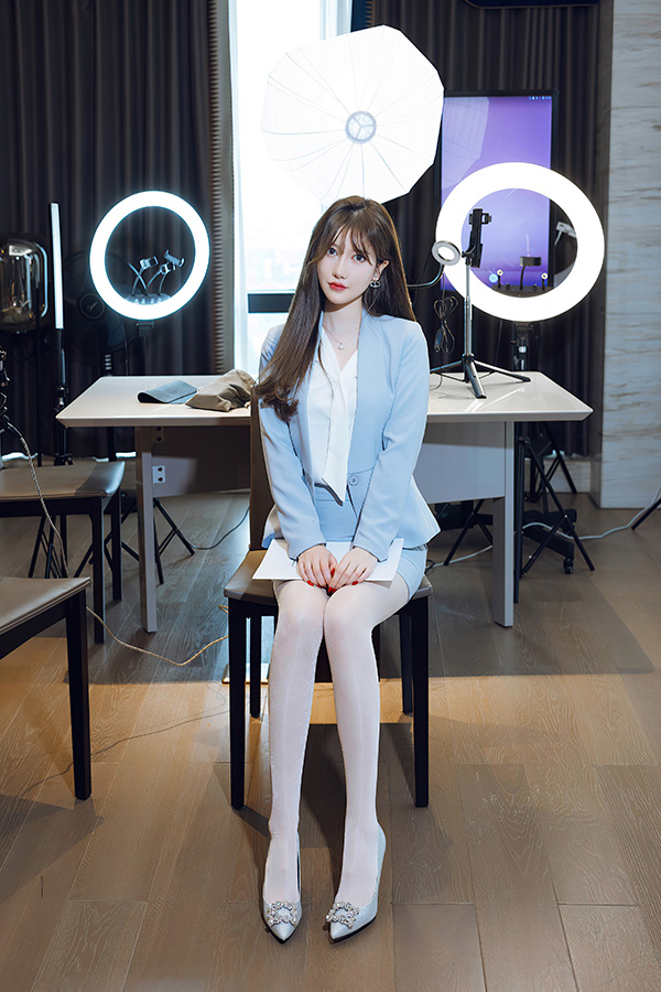 非常清纯的妹子美桃酱丝袜美腿图