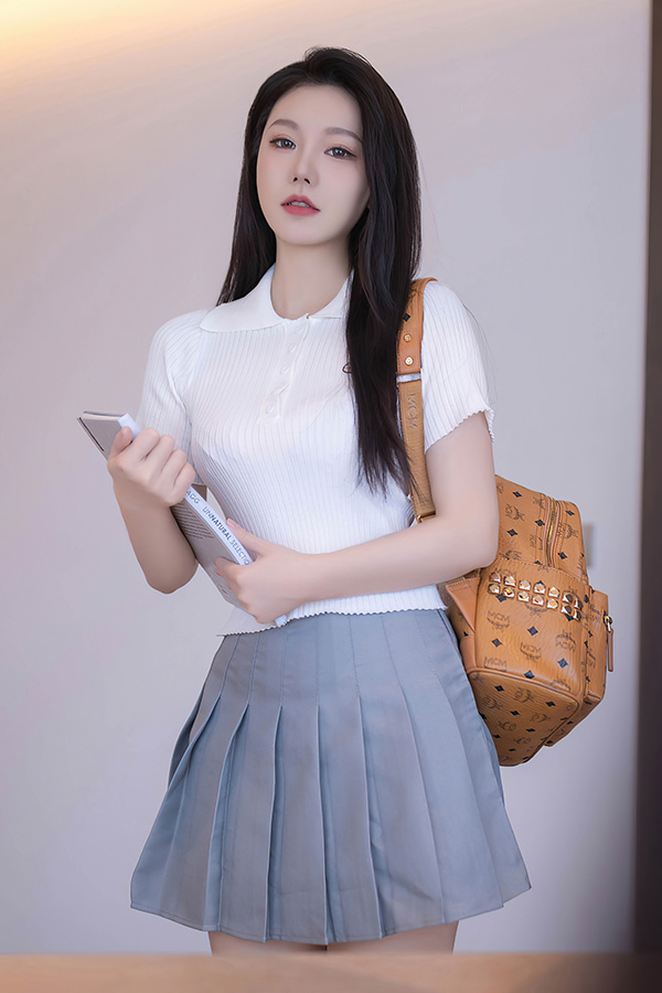 妩媚短裙美女安然柔美身段一览无余