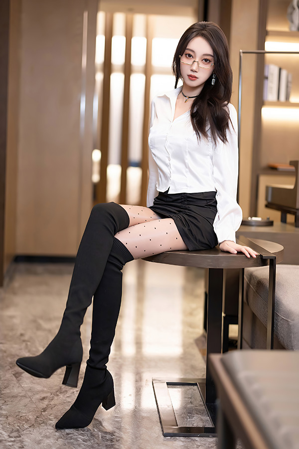 模特玥儿玥黑丝美腿写真的确够味