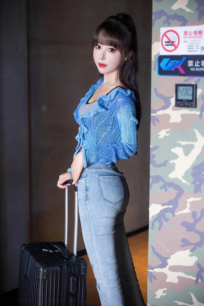 清纯妹子白笑笑简约牛仔裤写真美图