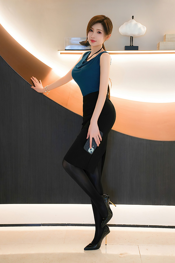 美女周妍希黑色丝袜写真身材异常热辣