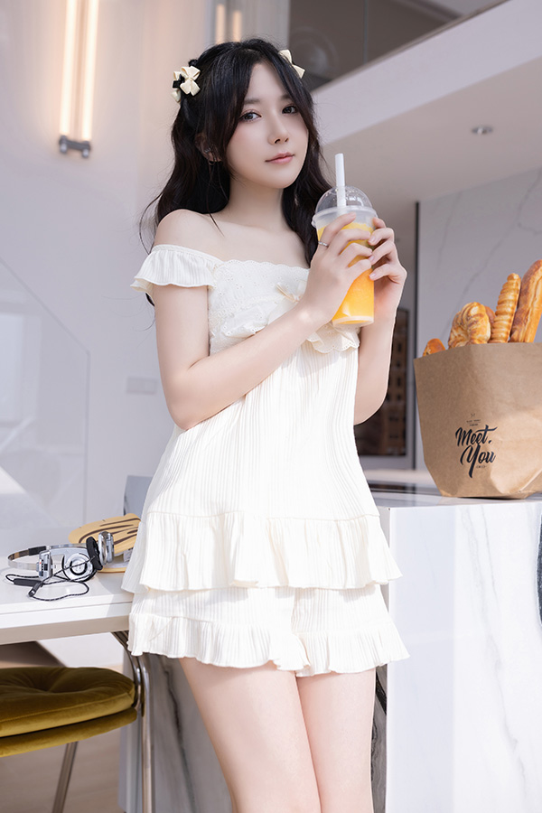 美女模特鱼子酱性感白色短裙写真图