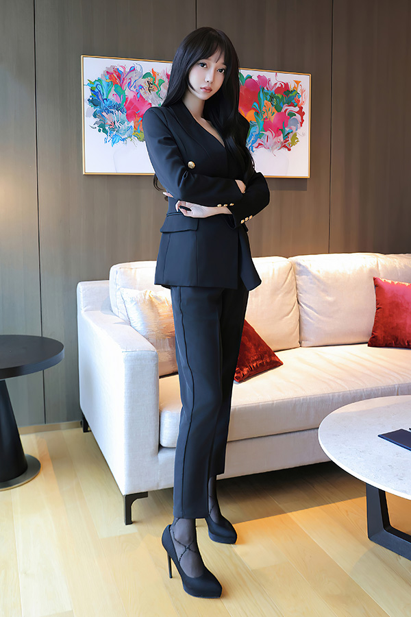 性感美女玥儿玥黑丝大长腿非常抢镜