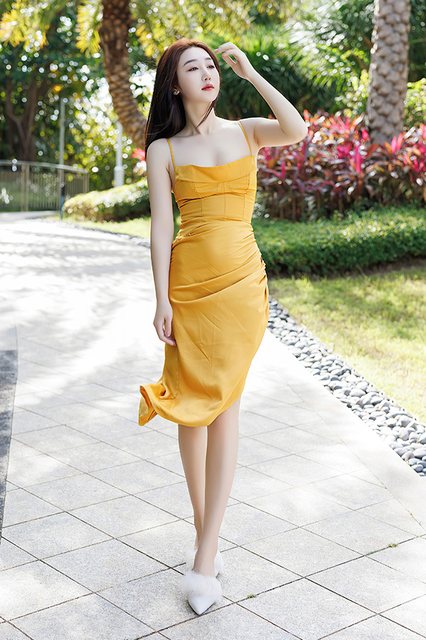 青春靓丽苗条美女九月生身材很好