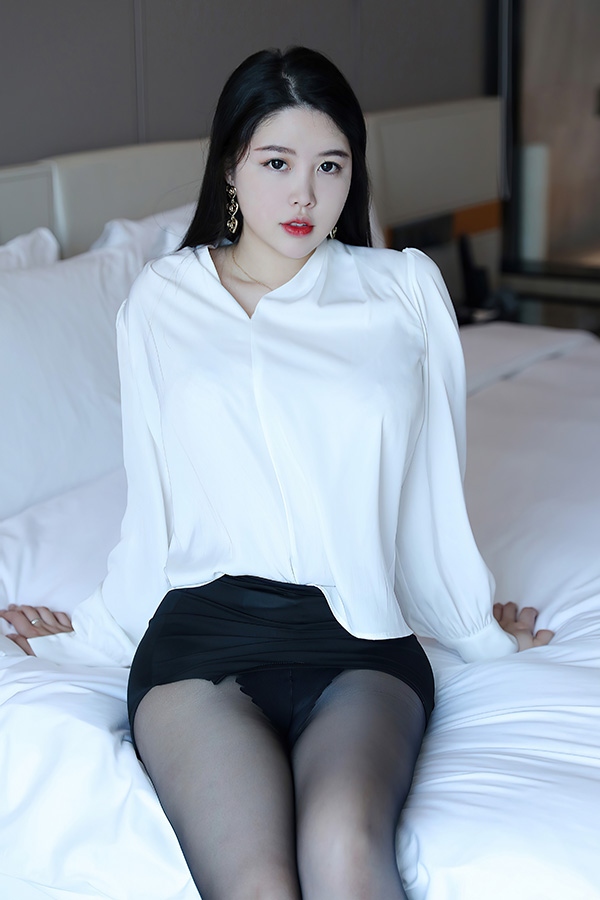 卓樱桃小犊子性感的身材让人神魂醉倒