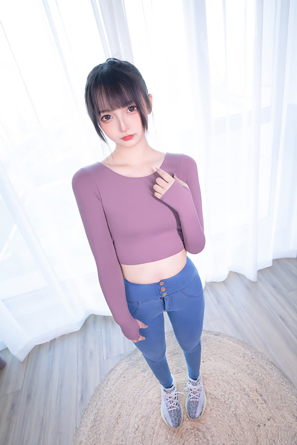 甜美小姐姐神楽坂真冬牛仔裤美图