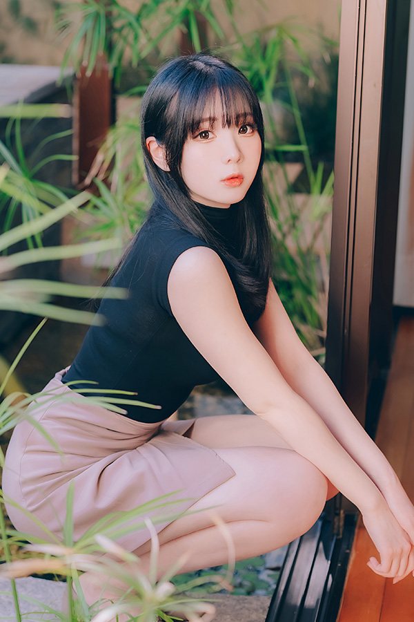 可爱圆脸美女霜月丰满身材无可挑剔