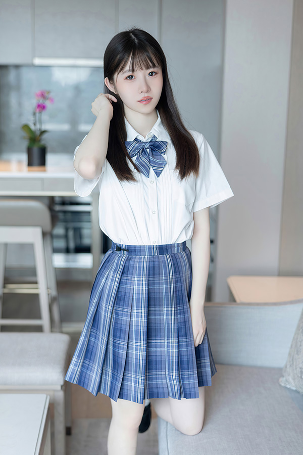 清纯女生林悠悠格子短裙写真图片