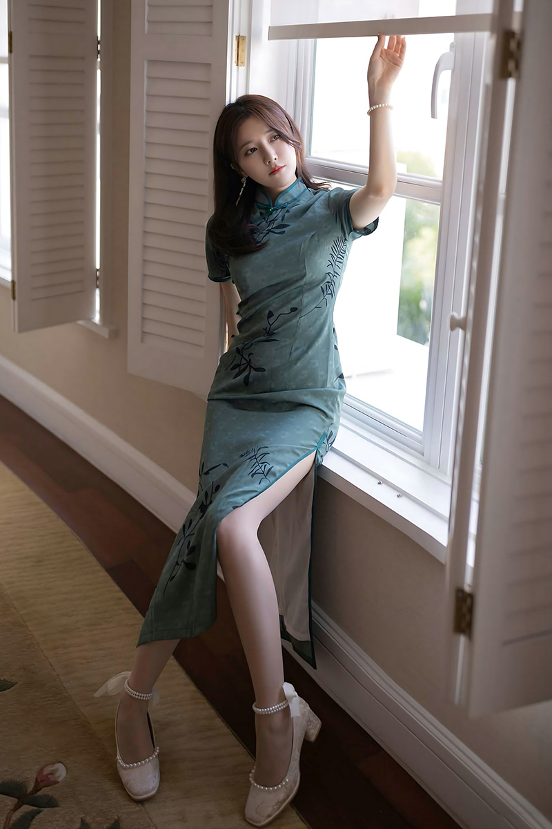 清纯美女鱼子酱旗袍写真非常养眼