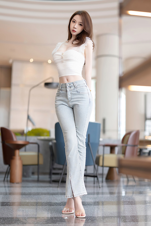 梦心玥牛仔裤写真曼妙身姿吸引人