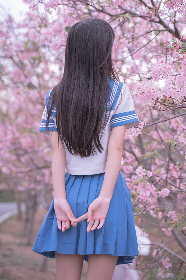 长相超可爱甜美的妹子萌芽儿写真图