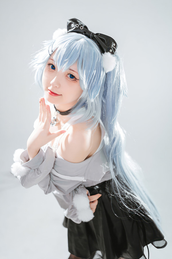 可爱小姐姐花铃展现迷人的优美曲线