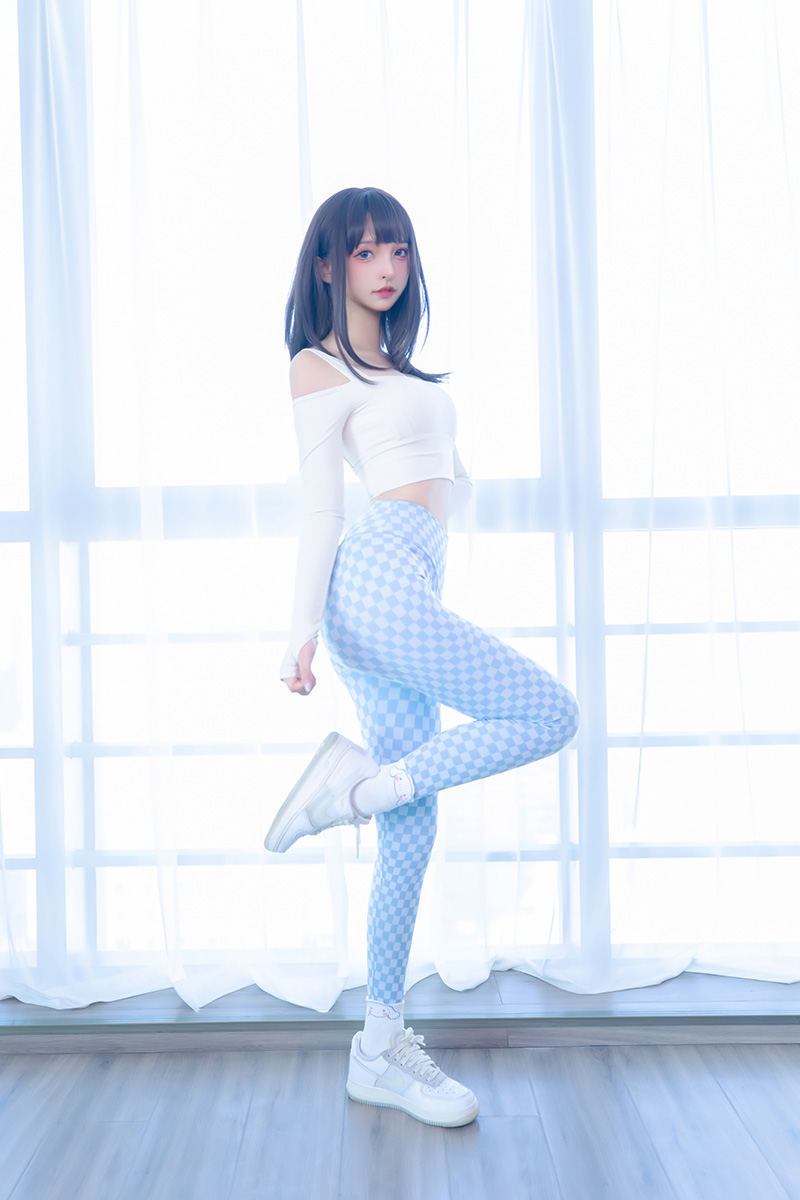 大眼妹神楽坂真冬精致美腿太性感啦