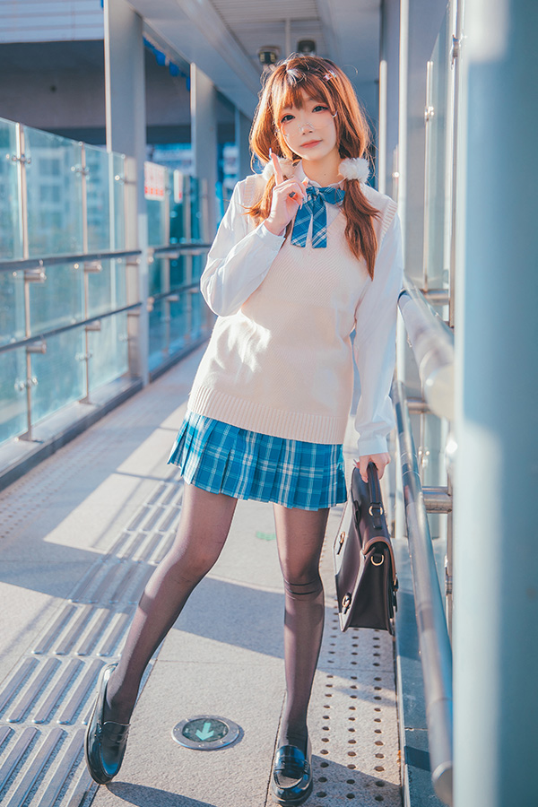 甜美可爱眼镜娘雪晴写真图片