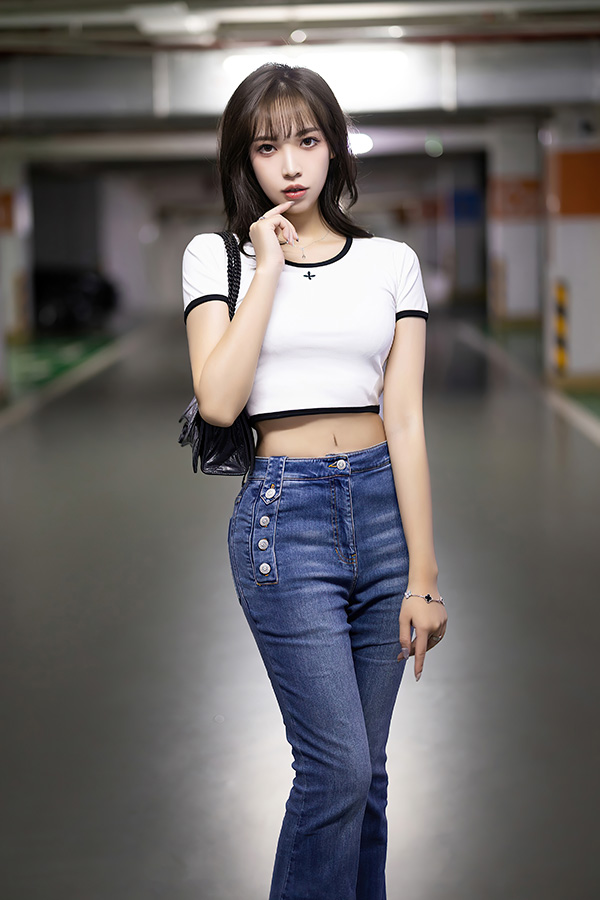 模特郑颖姗简约牛仔裤写真美图