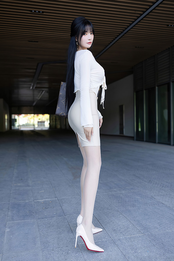 美女娜比性感白色连衣短裙写真图片