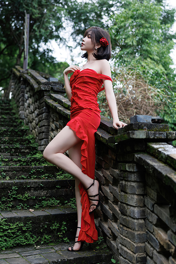 女神徐莉芝性感红色连衣裙旅拍写真