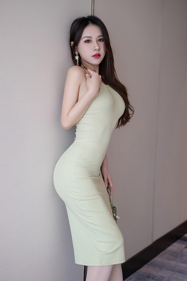 美女模特徐安安淡绿色长裙妩媚动人