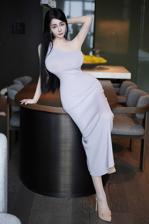 允爾性感紫色连衣裙凸显丰腴身材