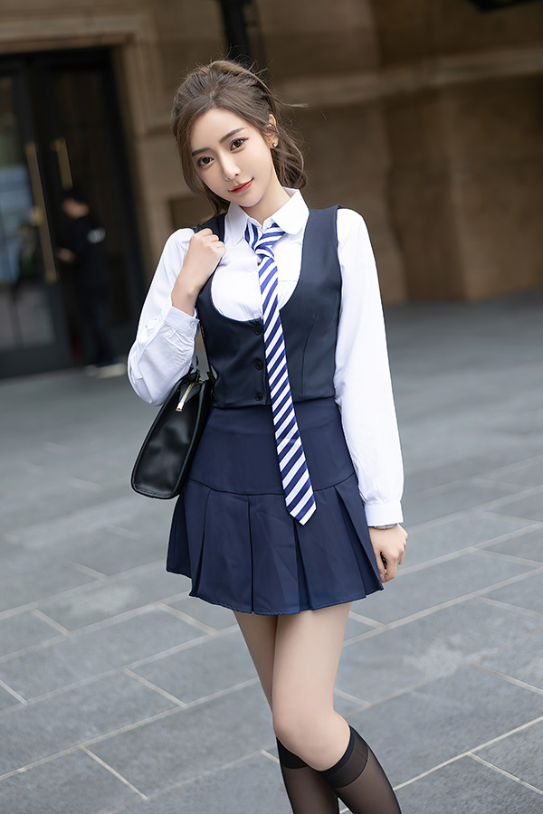 女神王馨瑶前凸后翘的身材没得说