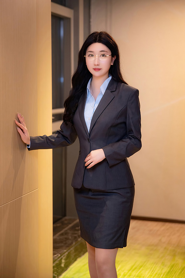 模特江真真性感深灰色OL制服写真图