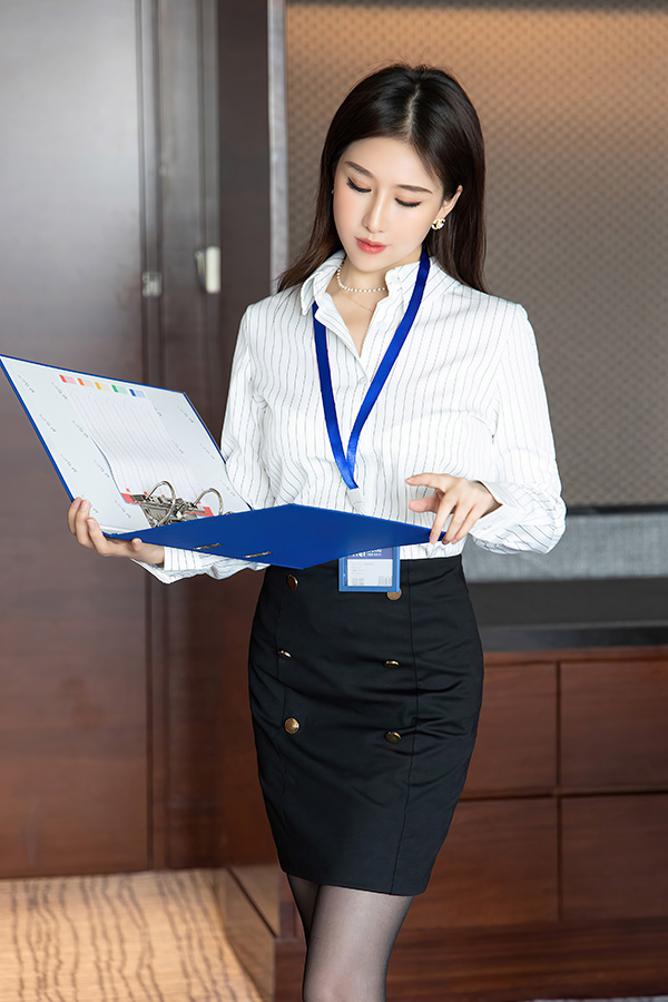 美女月音瞳性感黑丝美腿令人惊艳