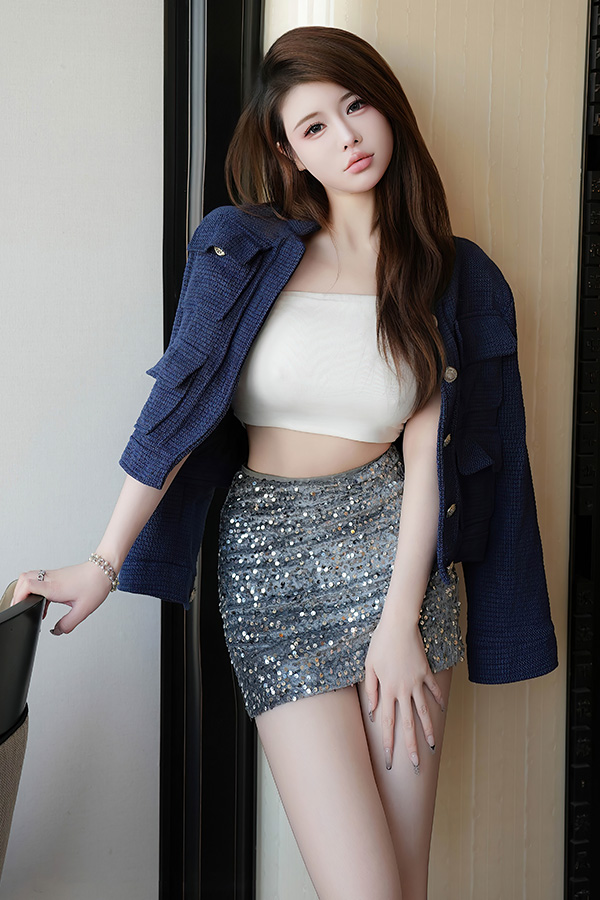 模特甜妮白色抹胸搭配短裙明艳动人