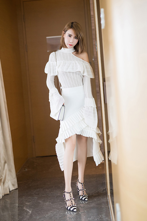 模特楚恬黑丝OL写真千万不要错过