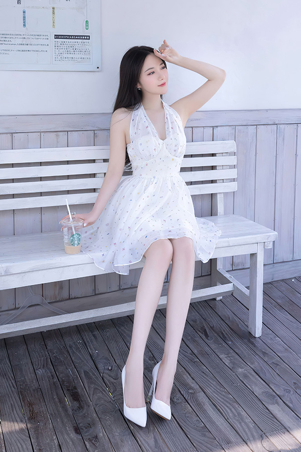 迷人模特鱼子酱身材火辣性感