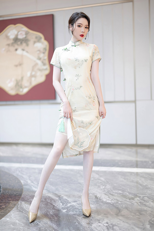 美腿模特梦心玥浅黄色旗袍写真图