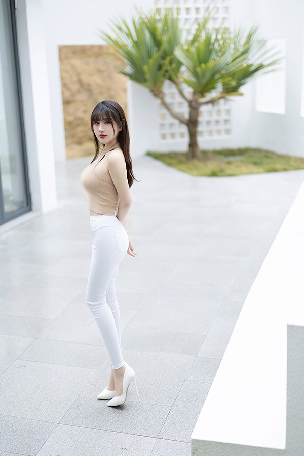 美女模特张欣欣白色长裤凸显多姿娇躯