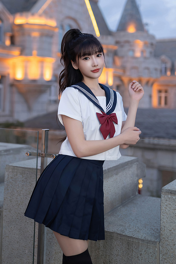 美女模特陆萱萱白色制服套装写真图